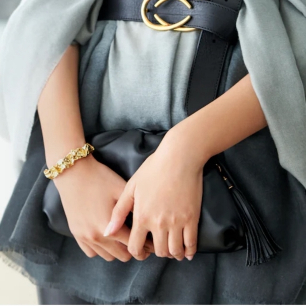 NWT 220$ Amber Sceats Crushed 24k Gold Plated Emery Cuff Bracelet - Picture 7 of 8